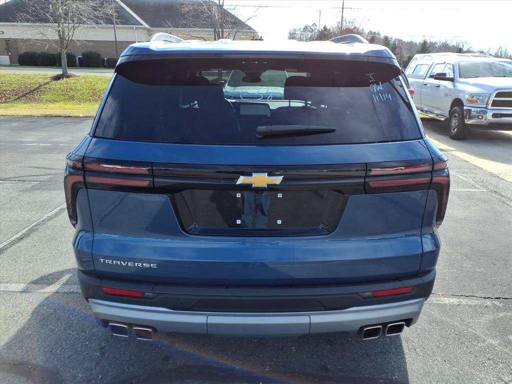 Used 2025 Chevrolet Traverse LT image 4