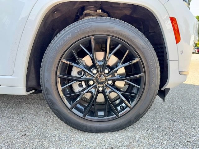 Used 2023 Jeep Grand Cherokee L Summit w/ Luxury Tech Group V AWD/4WD image 37