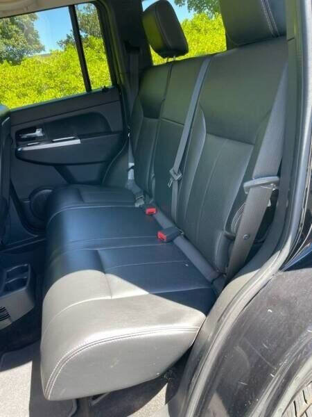 Used 2010 Jeep Liberty Limited w/ Tire & Wheel Group RWD image 11