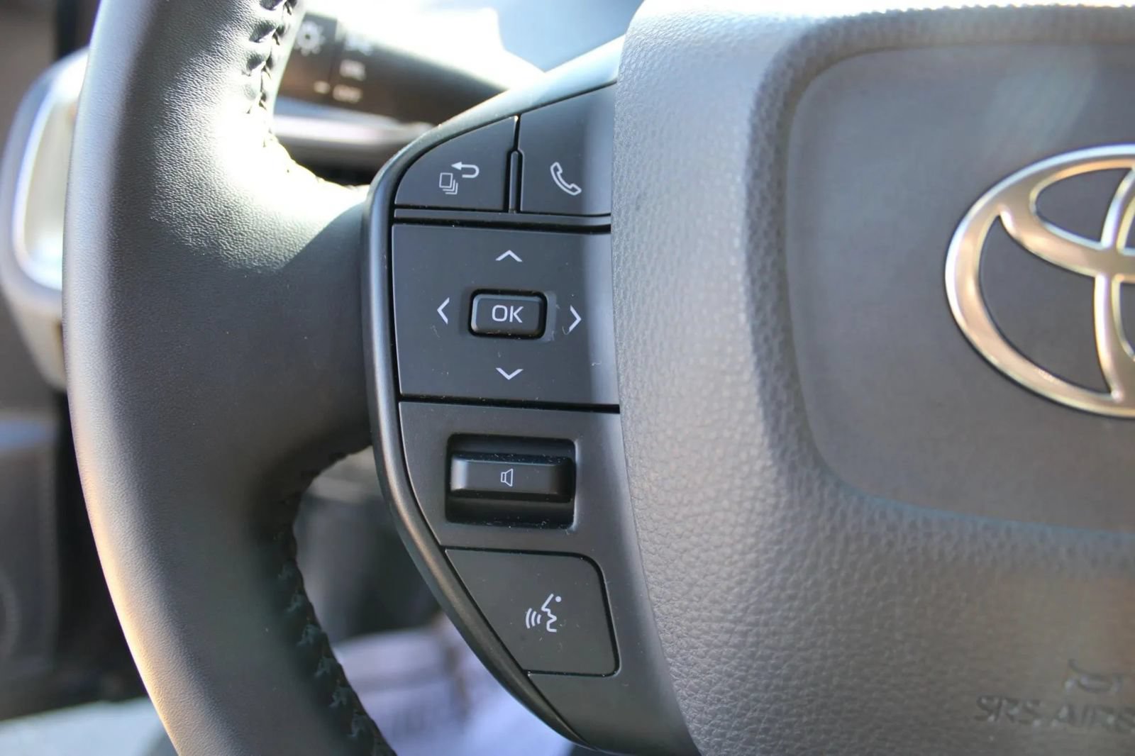 Used 2025 Toyota Prius LE FWD image 24