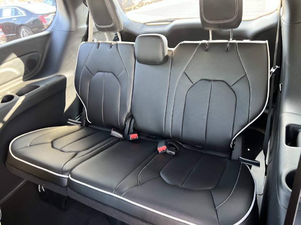 New 2027 Chrysler Pacifica Limited AWD/4WD image 13