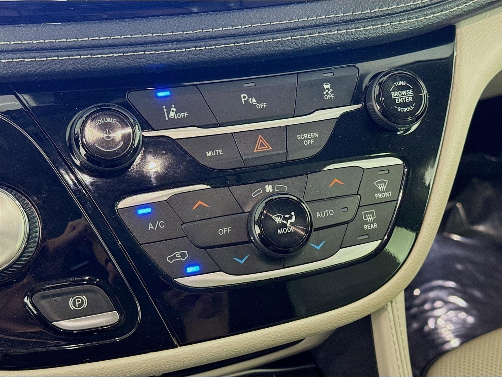 Used 2021 Chrysler Pacifica Limited w/ Uconnect Theater Family Group image 19