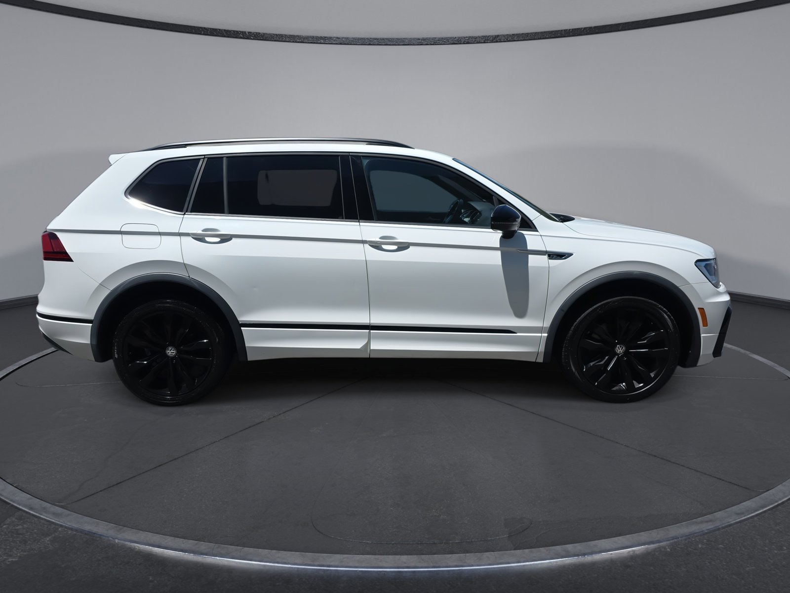 Used 2020 Volkswagen Tiguan SE R-Line AWD/4WD image 9