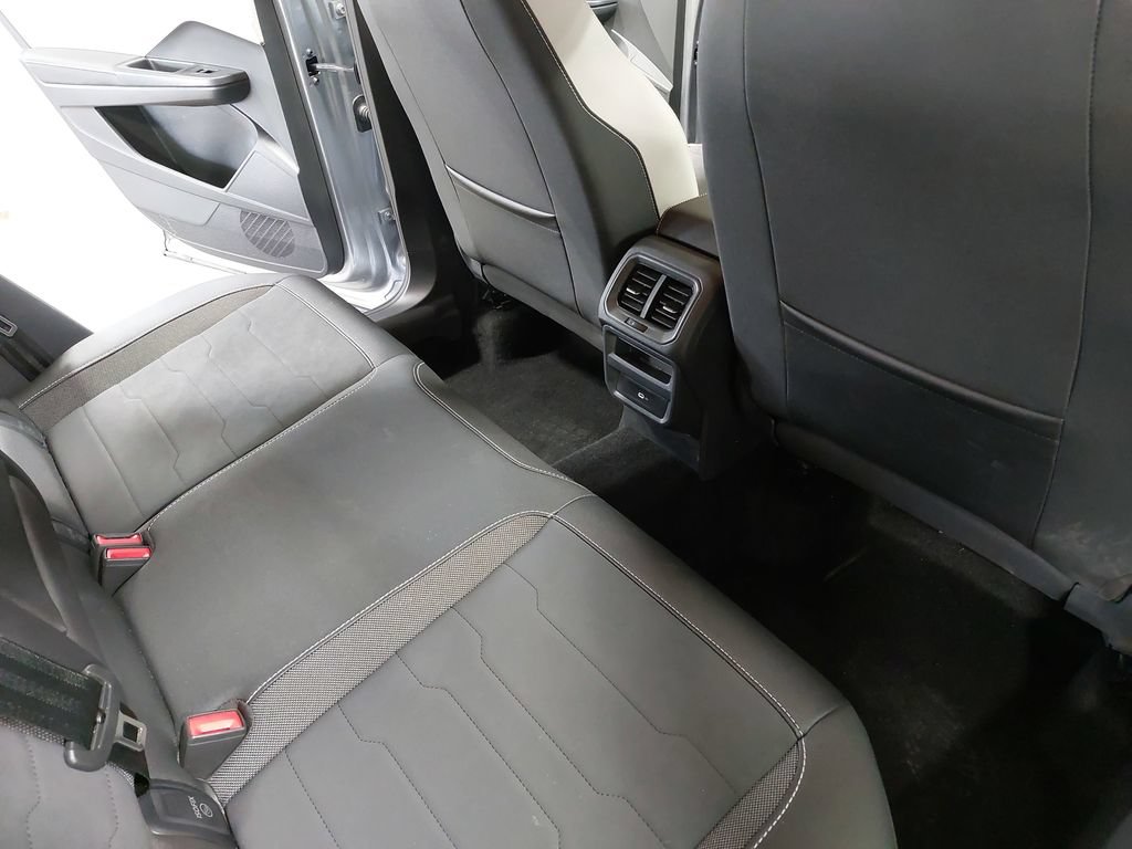 Used 2025 Volkswagen Taos SE AWD/4WD image 11
