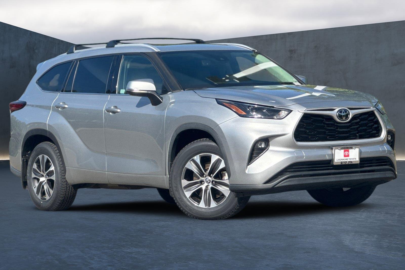 Used 2022 Toyota Highlander XLE image 2