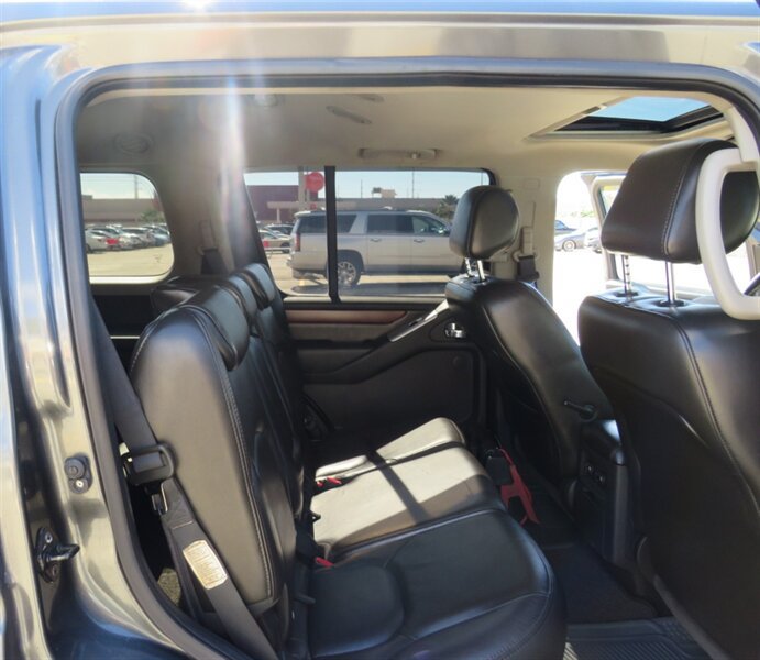 Used 2008 Nissan Pathfinder LE RWD image 19