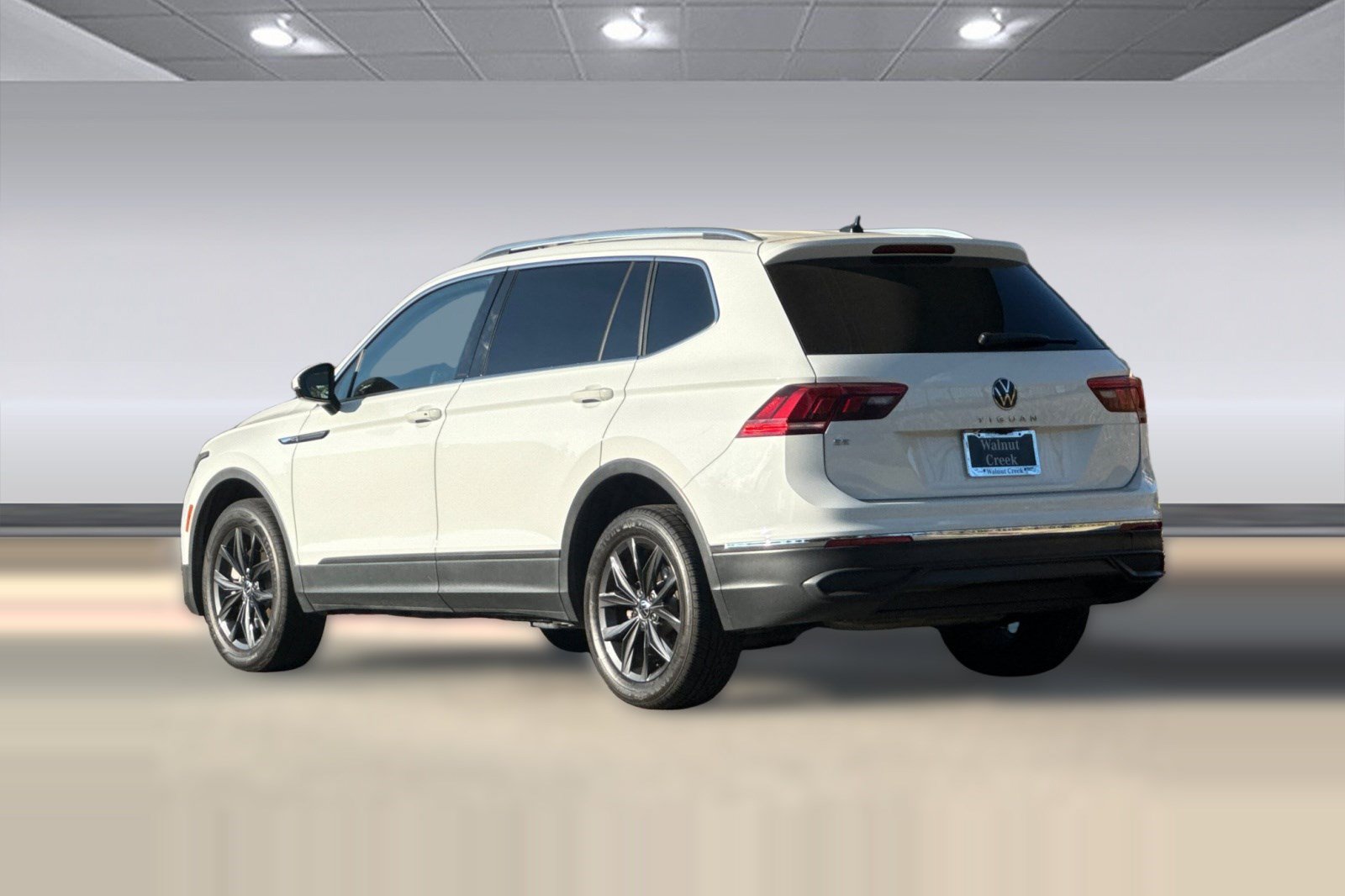 Used 2024 Volkswagen Tiguan SE FWD image 3