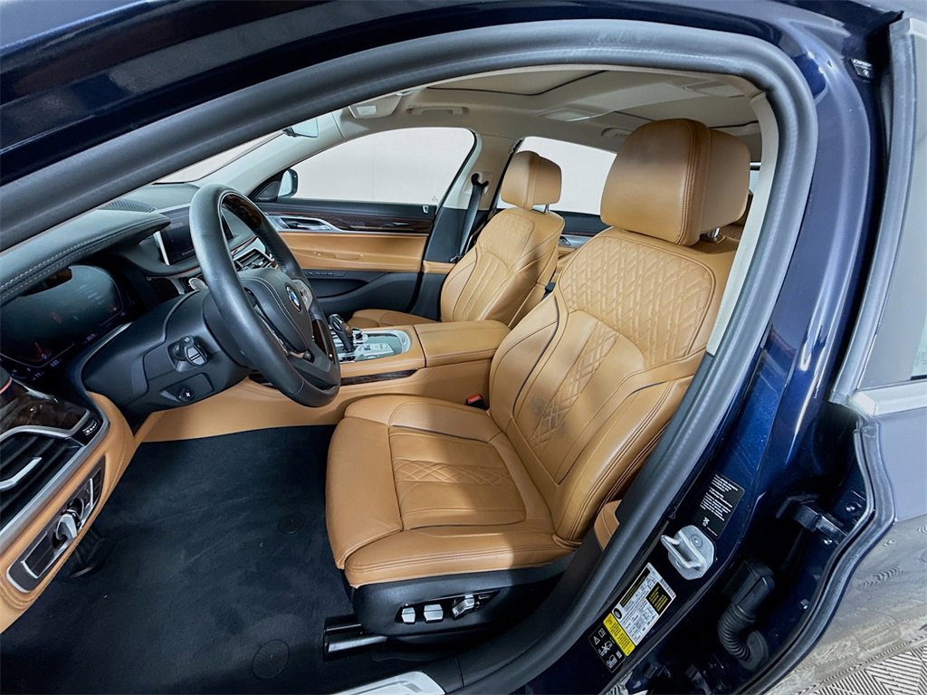 Used 2021 BMW 750i xDrive w/ Executive Package image 23