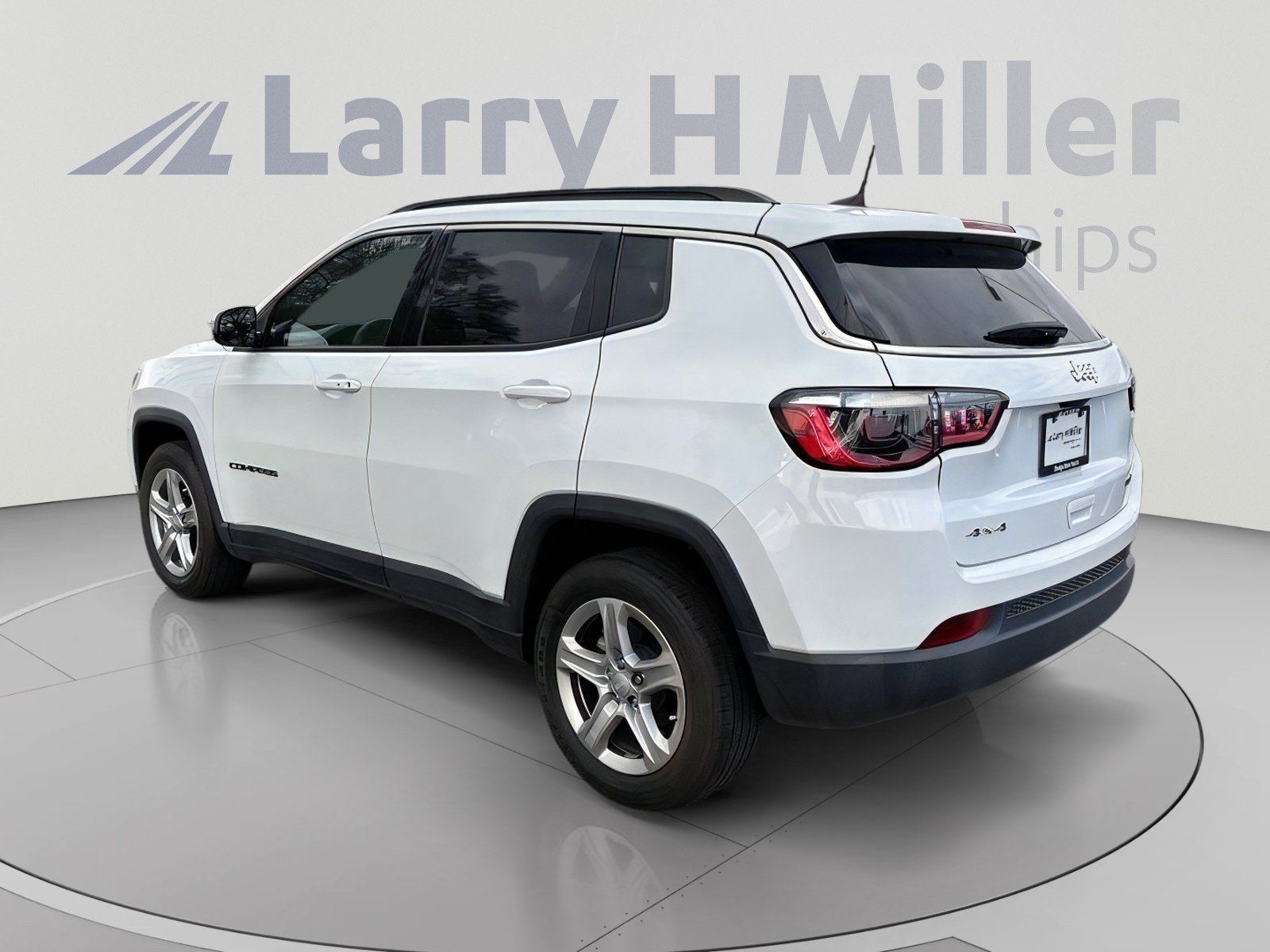 Used 2023 Jeep Compass Latitude AWD/4WD image 4