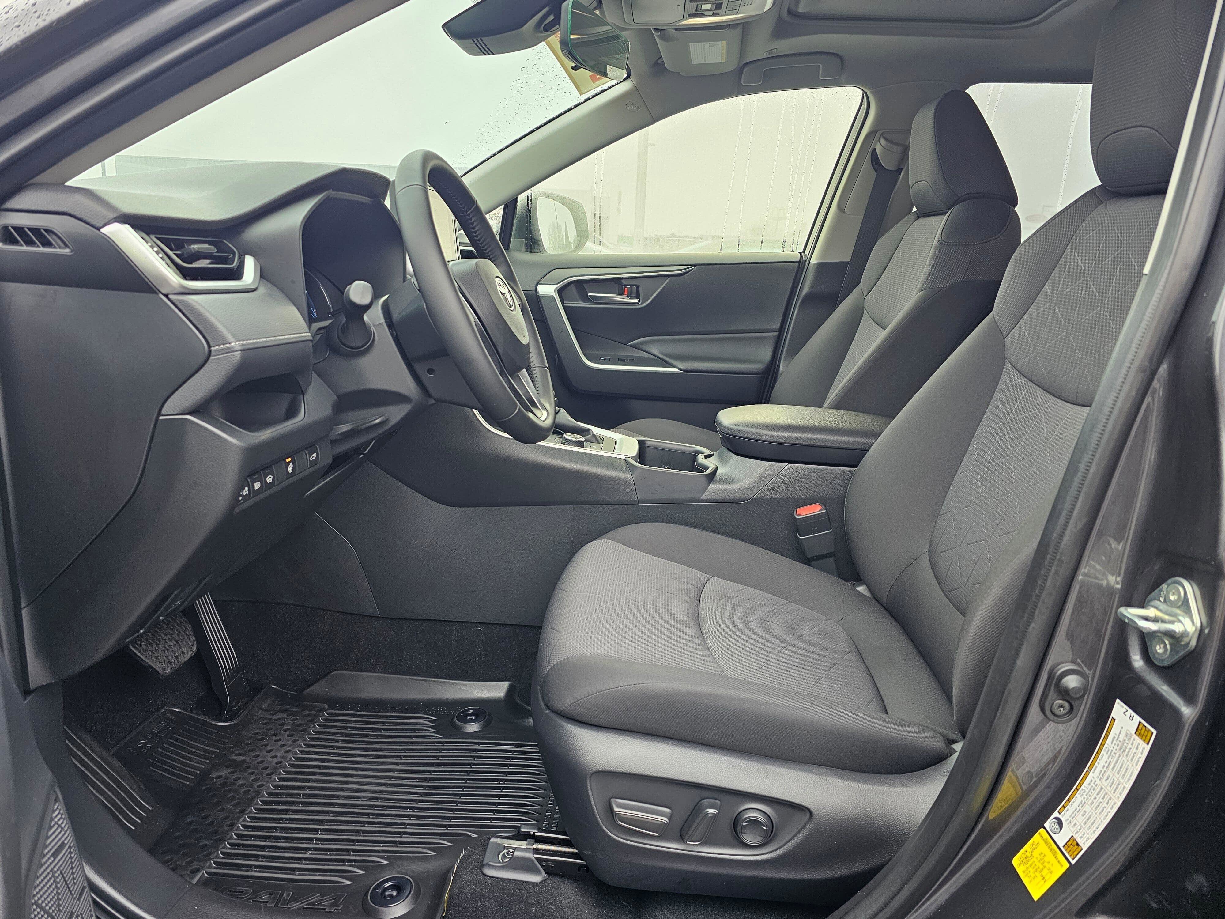 Used 2025 Toyota RAV4 XLE w/ Convenience Package image 19