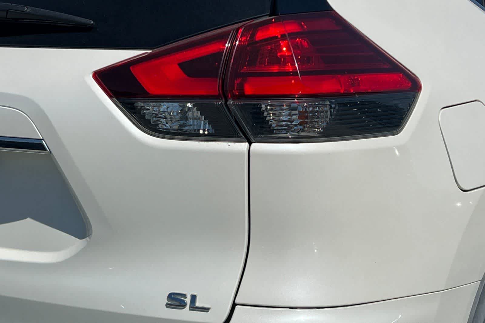 Used 2017 Nissan Rogue SL FWD image 17