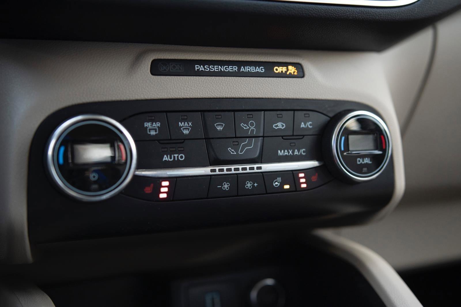 Used 2020 Ford Escape Titanium image 9