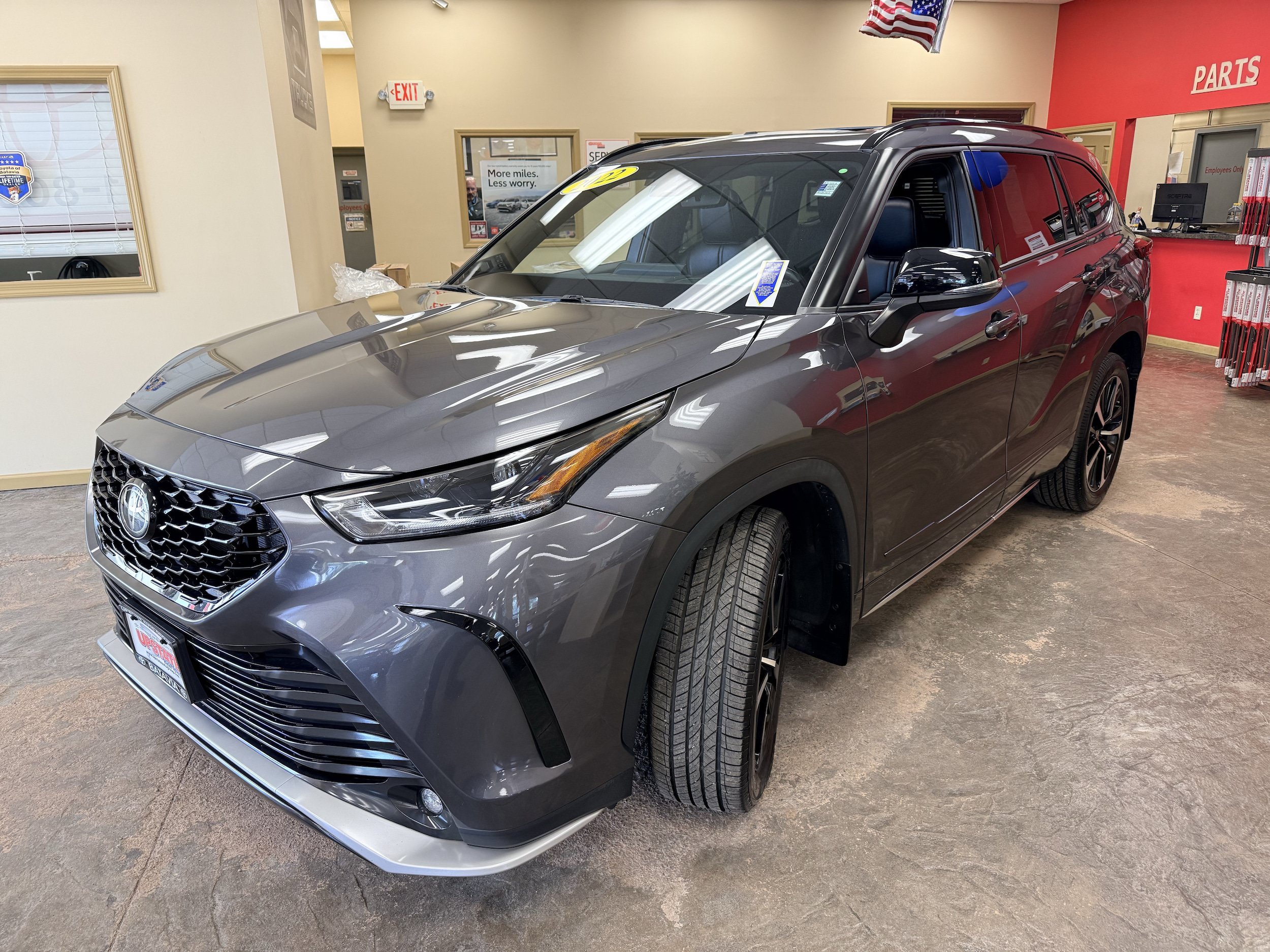 Used 2022 Toyota Highlander XSE AWD/4WD image 3