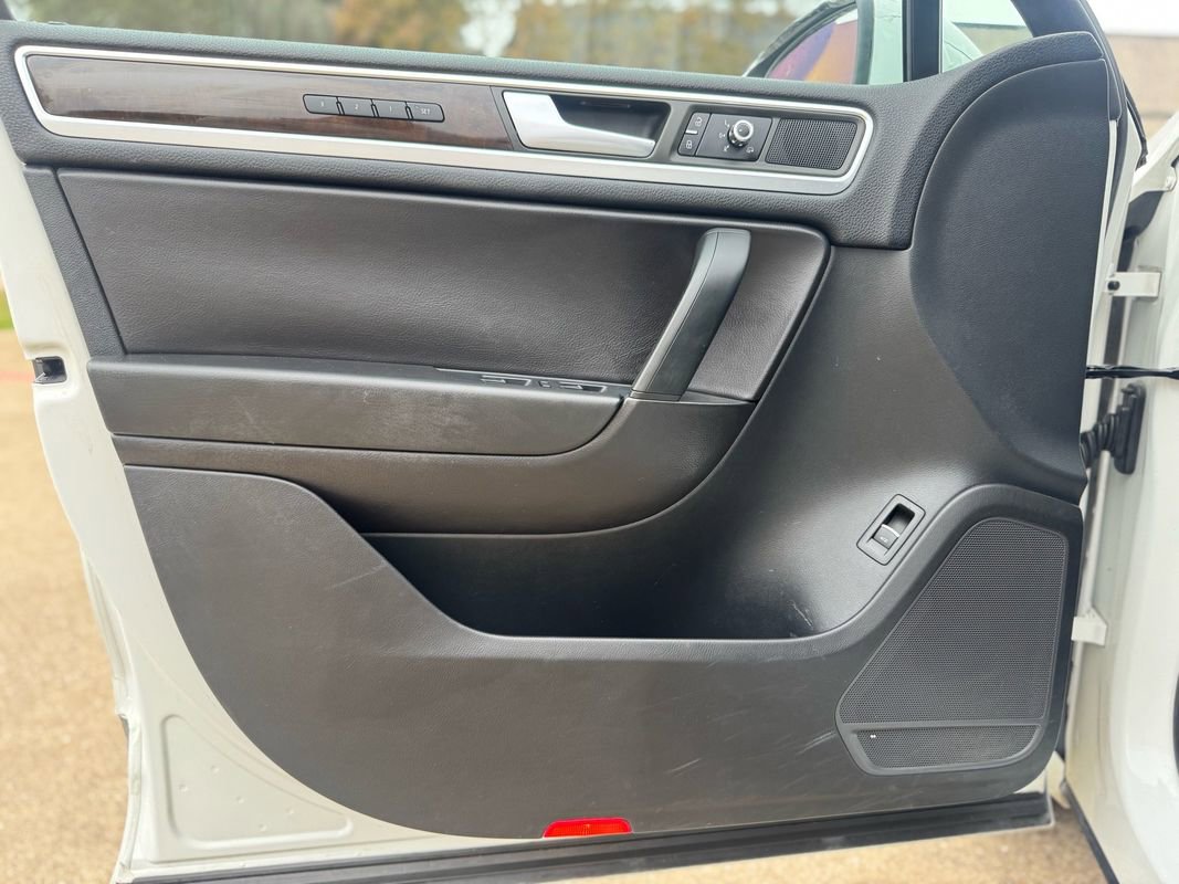 Used 2013 Volkswagen Touareg Hybrid image 35