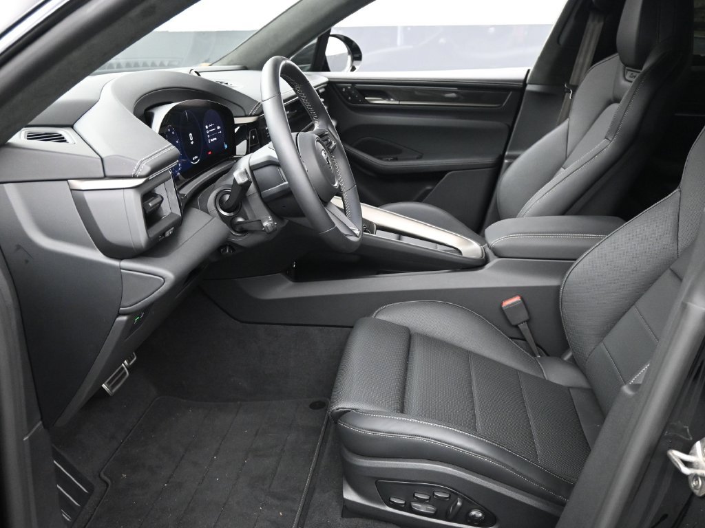Certified 2025 Porsche Macan Turbo Electric AWD/4WD image 6