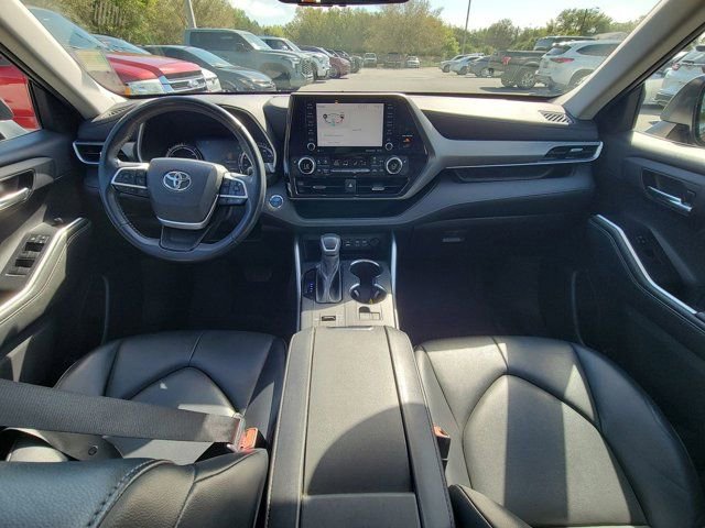 Used 2022 Toyota Highlander XLE image 2