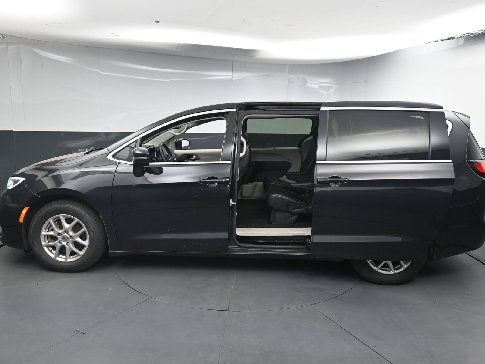 Used 2023 Chrysler Pacifica Touring-L image 9