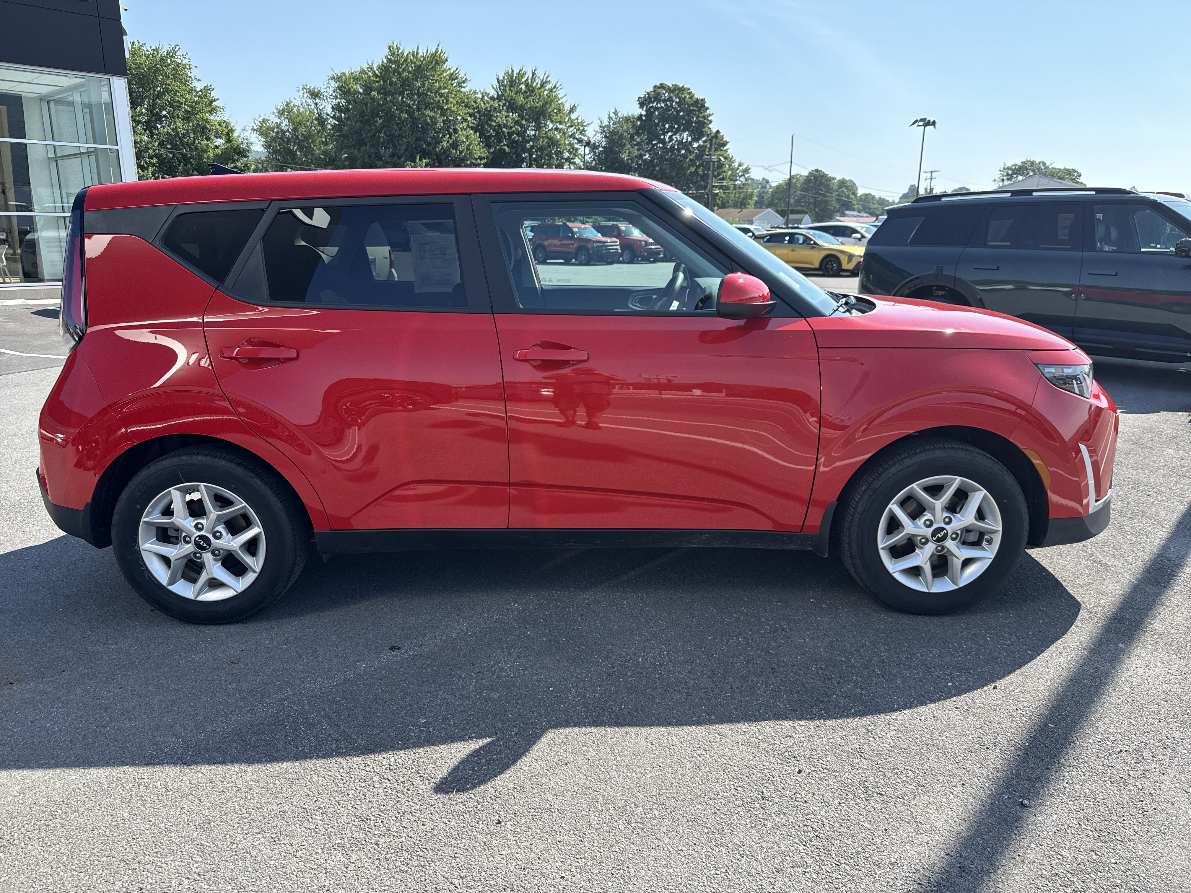 Certified 2025 Kia Soul LX w/ LX Technology Package FWD image 2