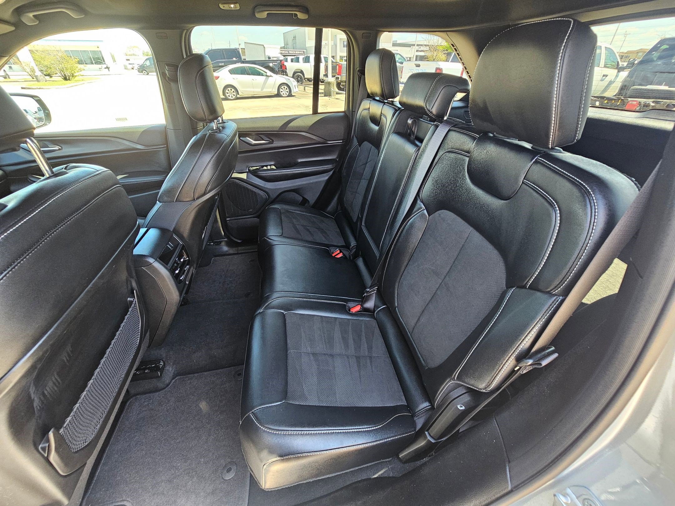 Used 2025 Jeep Grand Cherokee Altitude image 28