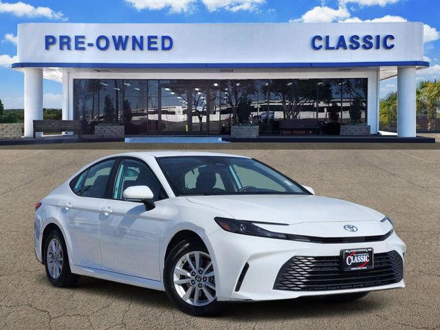 Used 2025 Toyota Camry LE image 1