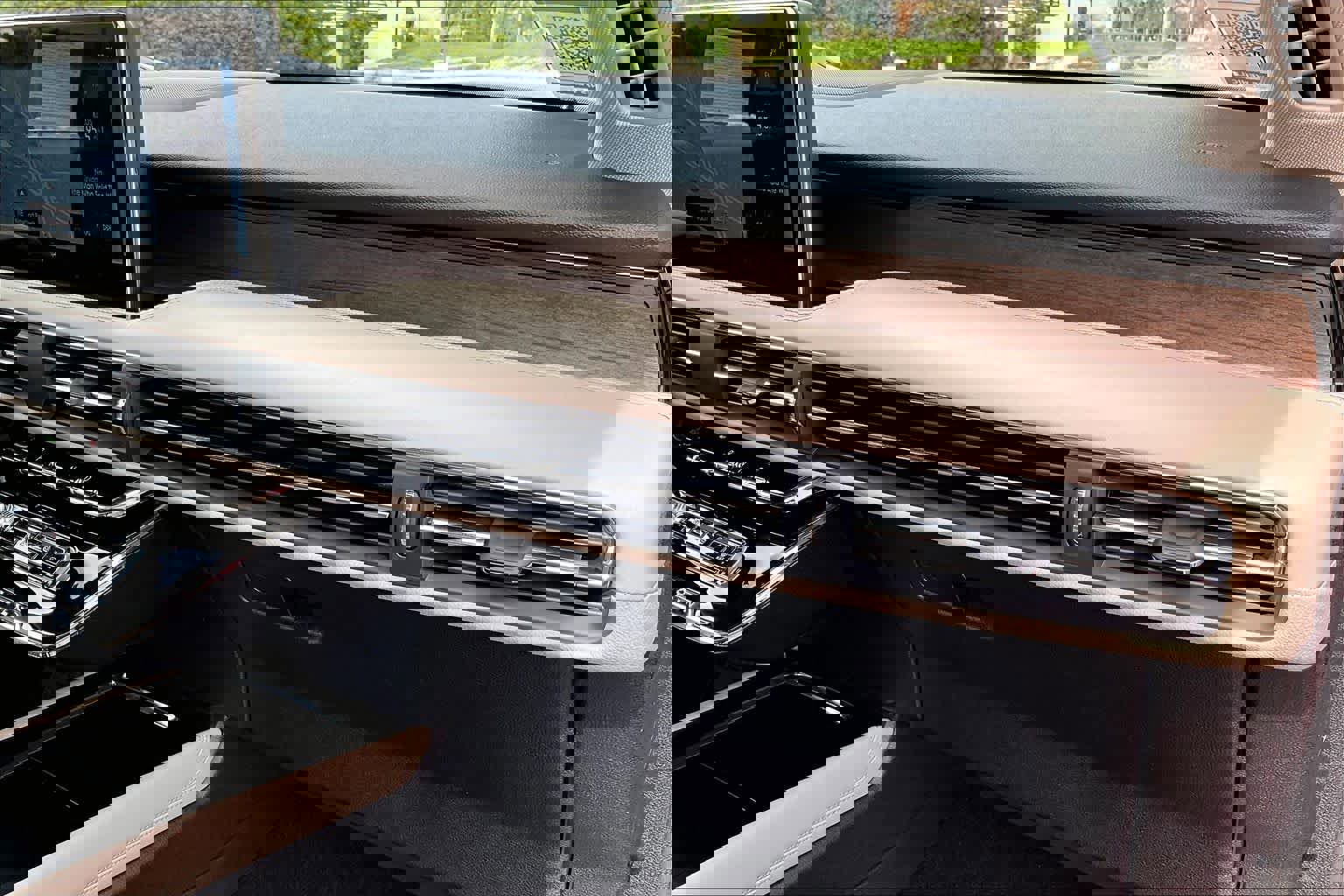 Used 2025 Lincoln Corsair Grand Touring w/ Equipment Group 302A image 17