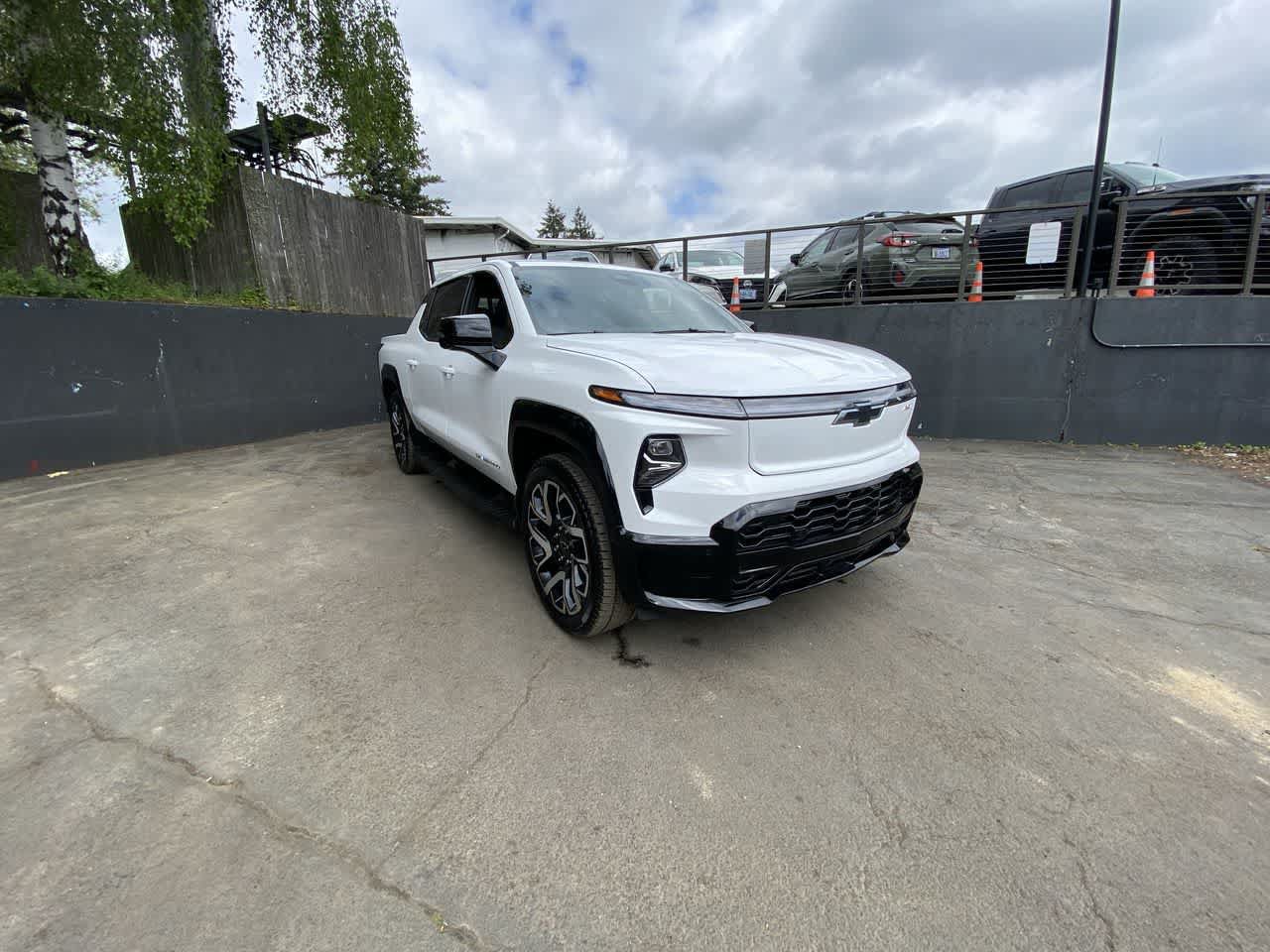Used 2025 Chevrolet Silverado EV RST AWD/4WD image 8