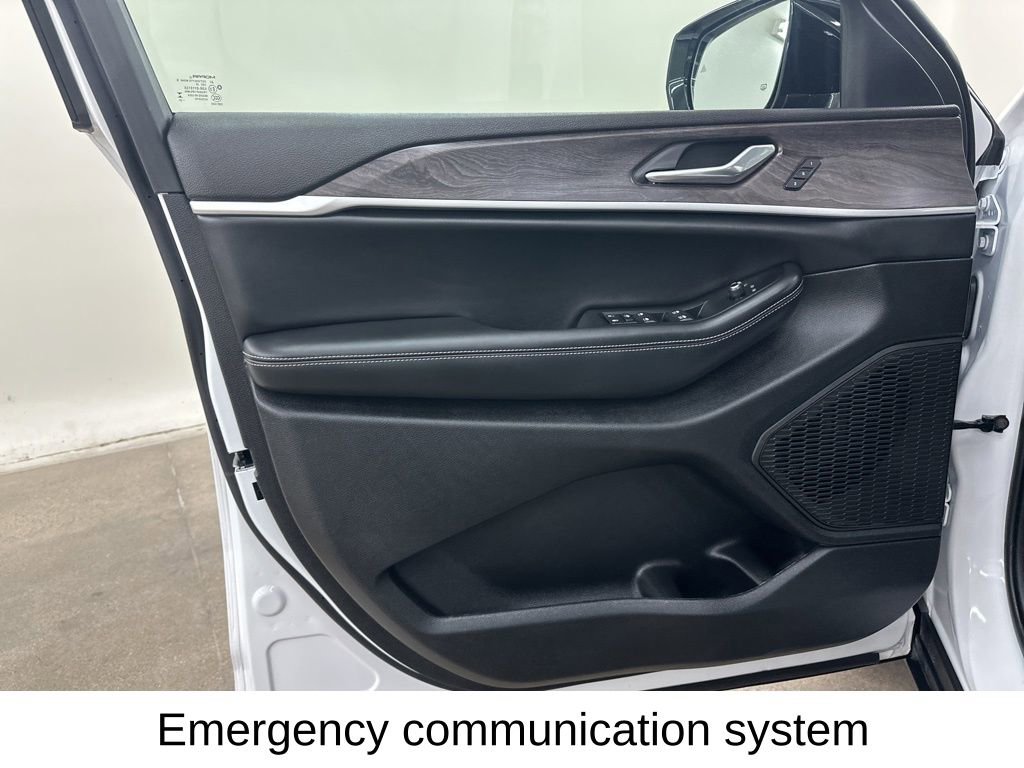 Used 2025 Jeep Grand Cherokee Limited image 32