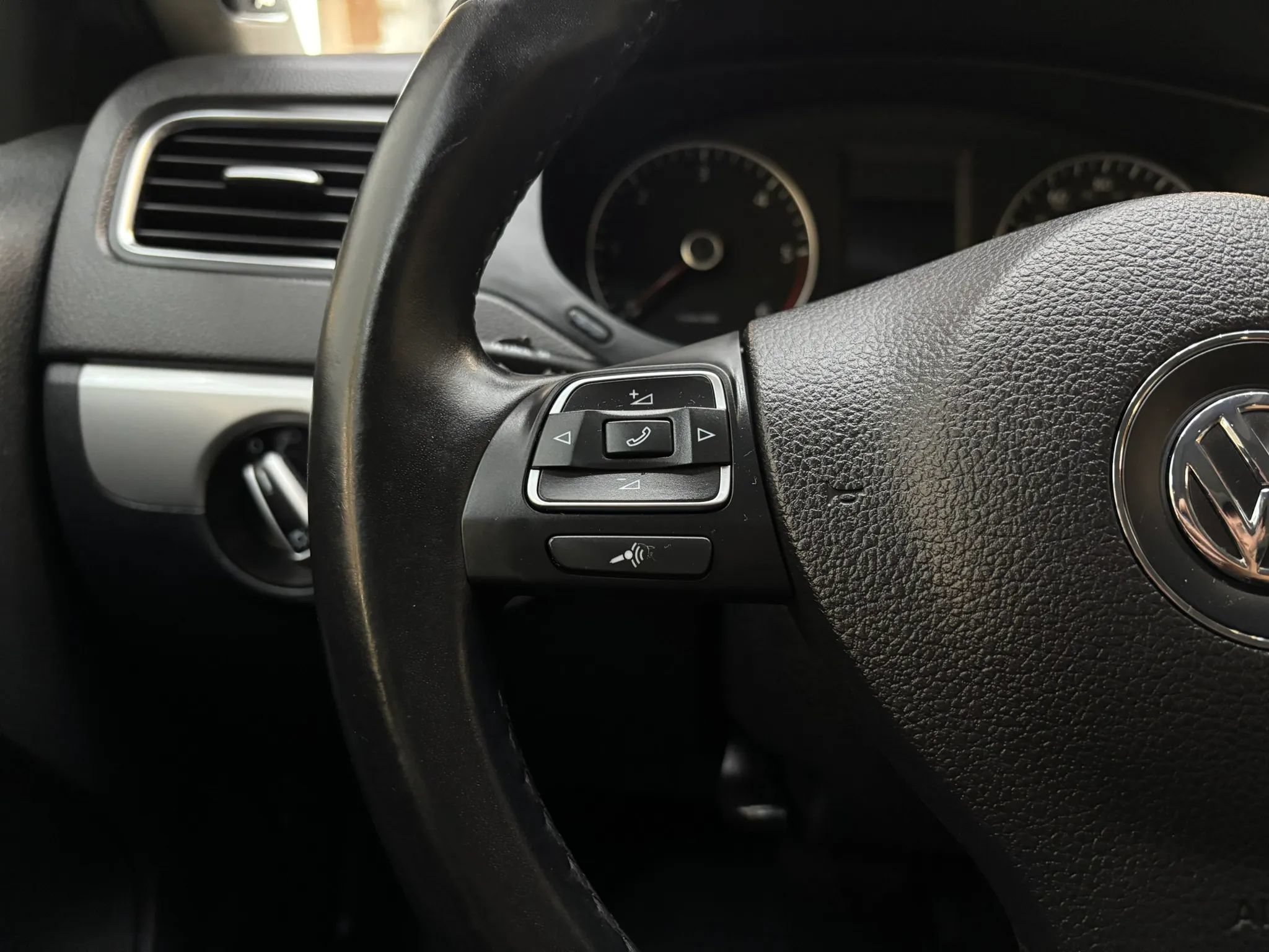 Used 2012 Volkswagen Jetta TDI FWD image 16