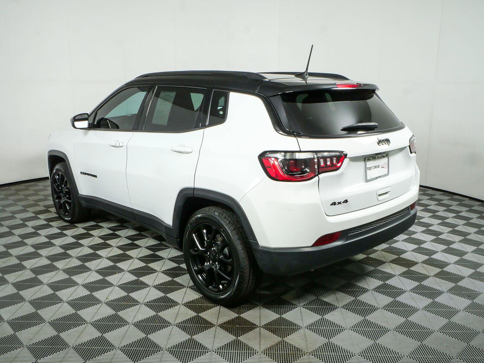 Used 2023 Jeep Compass Latitude w/ Sun and Sound Group AWD/4WD image 29