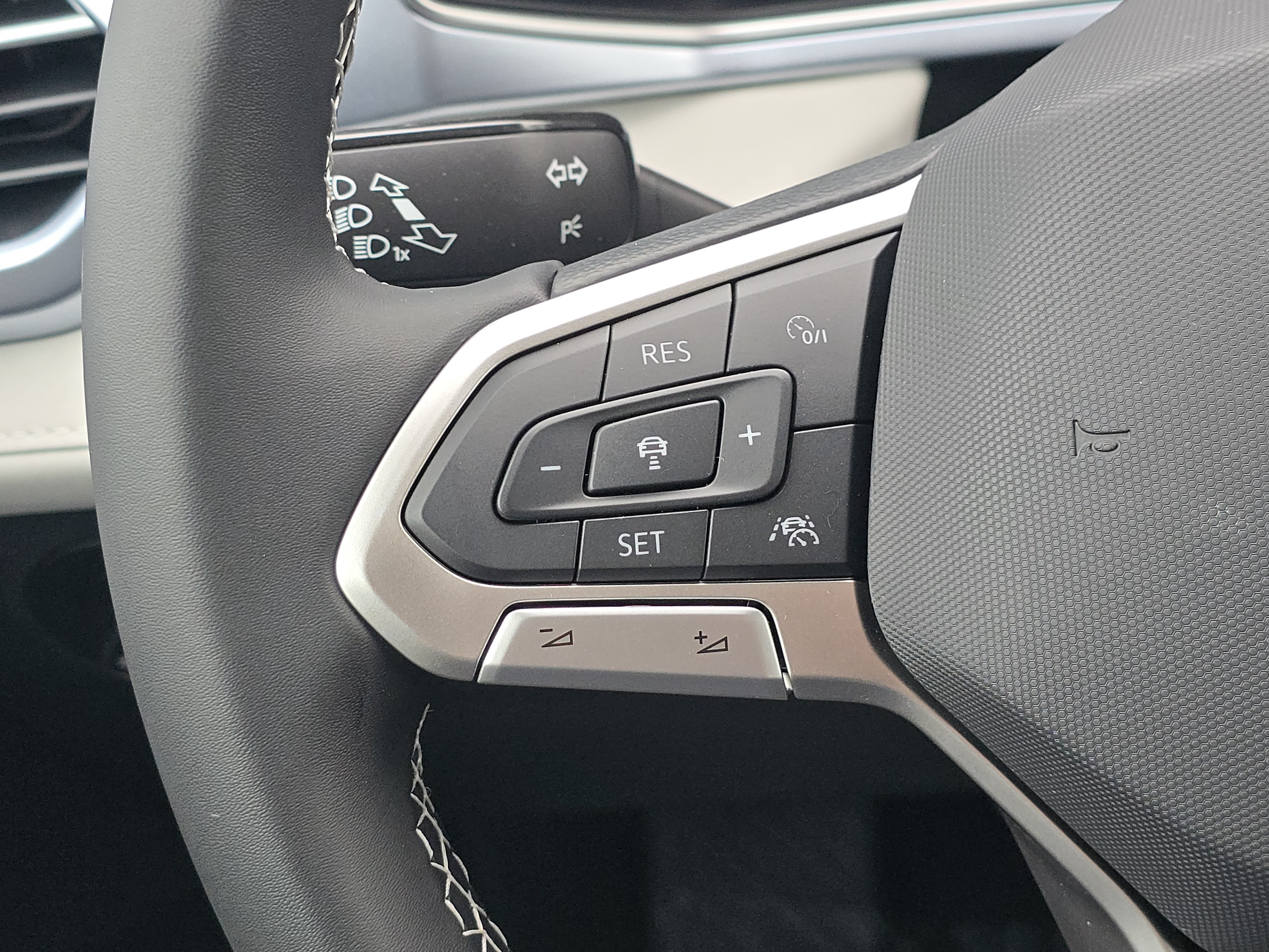 New 2027 Volkswagen Taos SE FWD image 25
