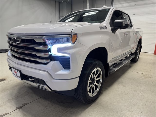 Used 2025 Chevrolet Silverado 1500 High Country w/ Technology Package AWD/4WD image 3