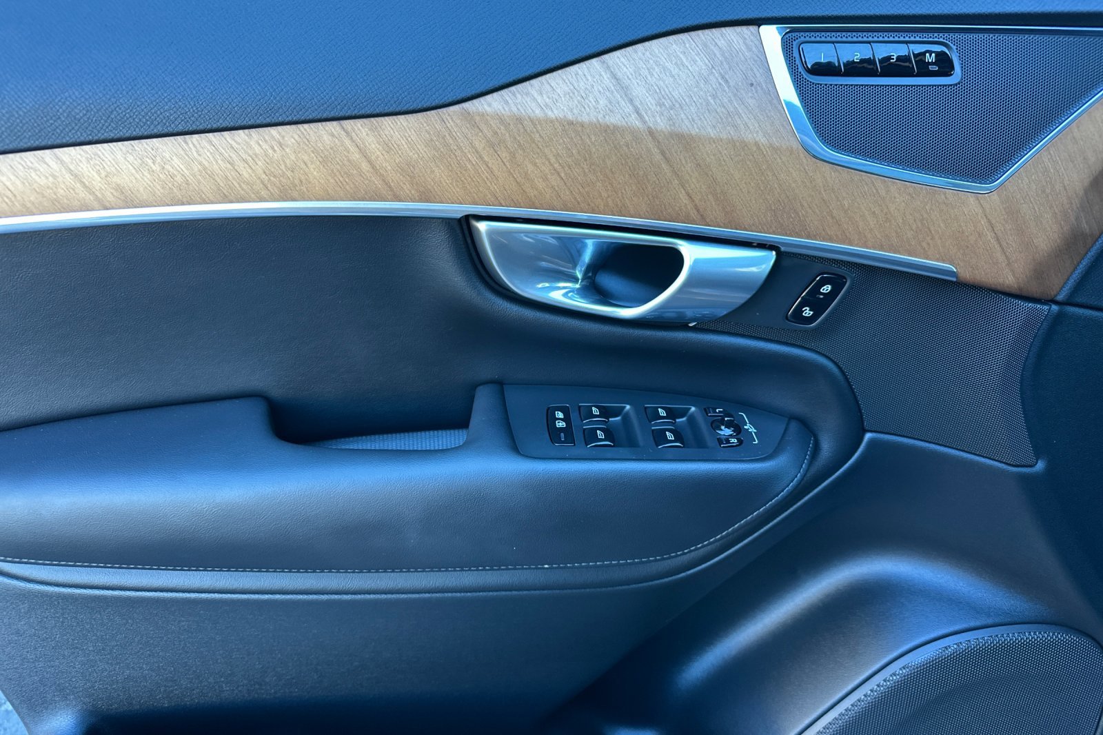 Certified 2024 Volvo XC90 T8 Core w/ Protection Package Premier image 12