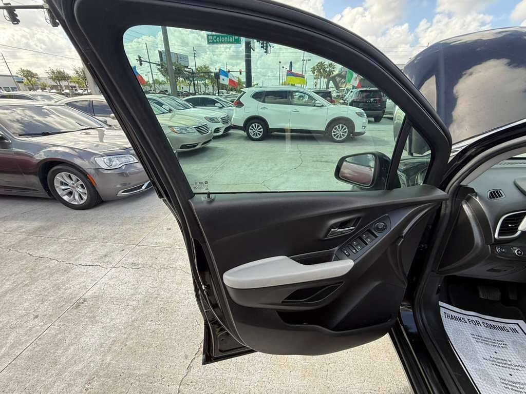 Used 2020 Chevrolet Trax LT w/ Driver Confidence Package FWD image 18