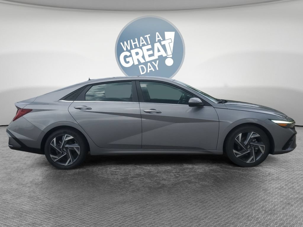 Used 2025 Hyundai Elantra Limited FWD image 2