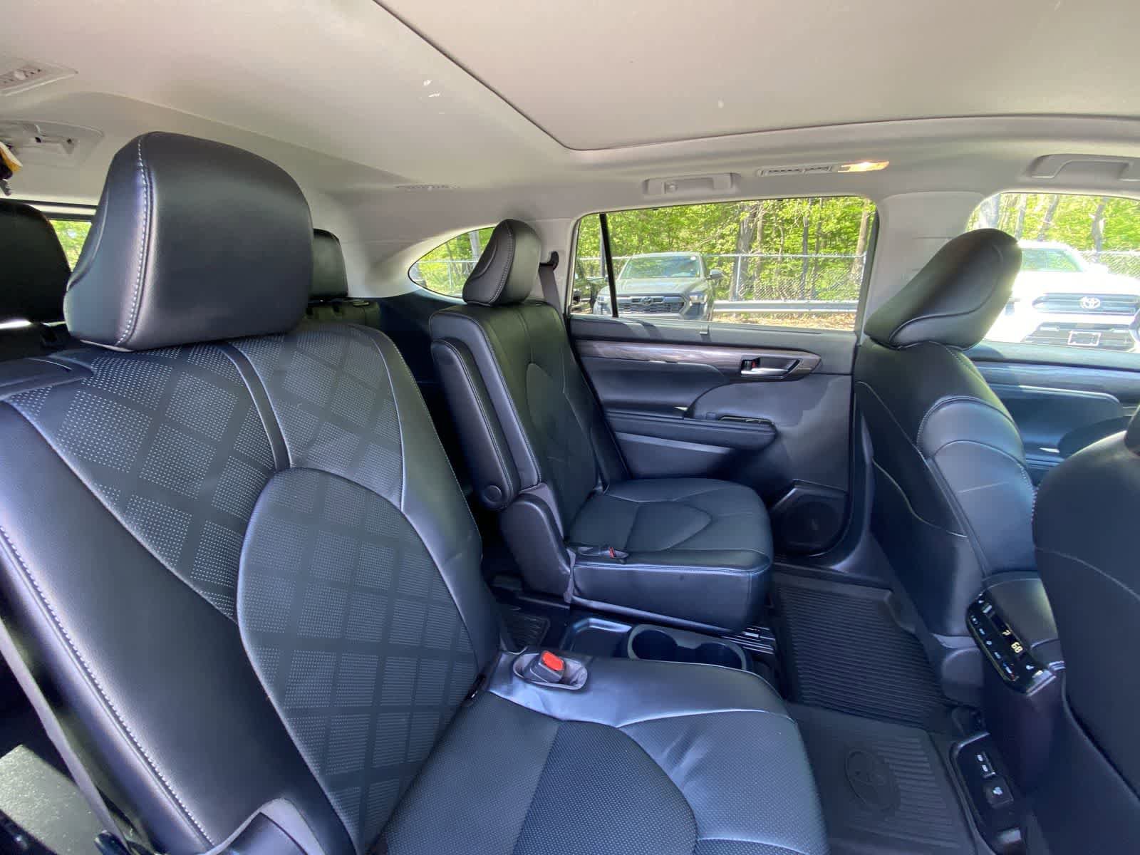 Used 2023 Toyota Highlander Platinum AWD/4WD image 25