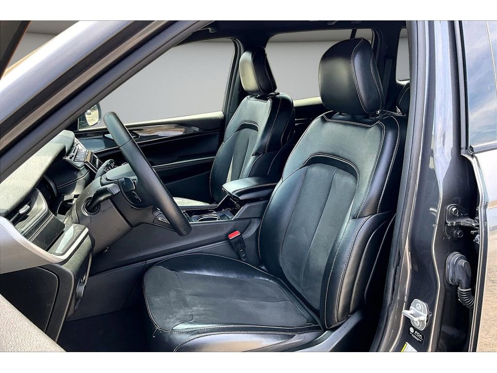 Used 2023 Jeep Grand Cherokee Altitude AWD/4WD image 23