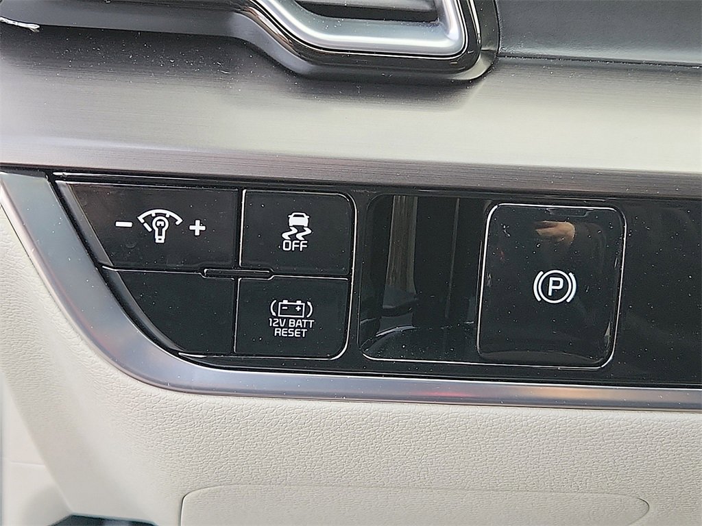 Certified 2025 Kia Sportage EX image 24