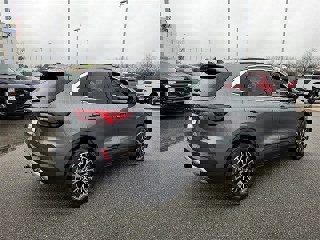 New 2025 Ford Escape SE w/ Class II Trailer Tow Package image 38