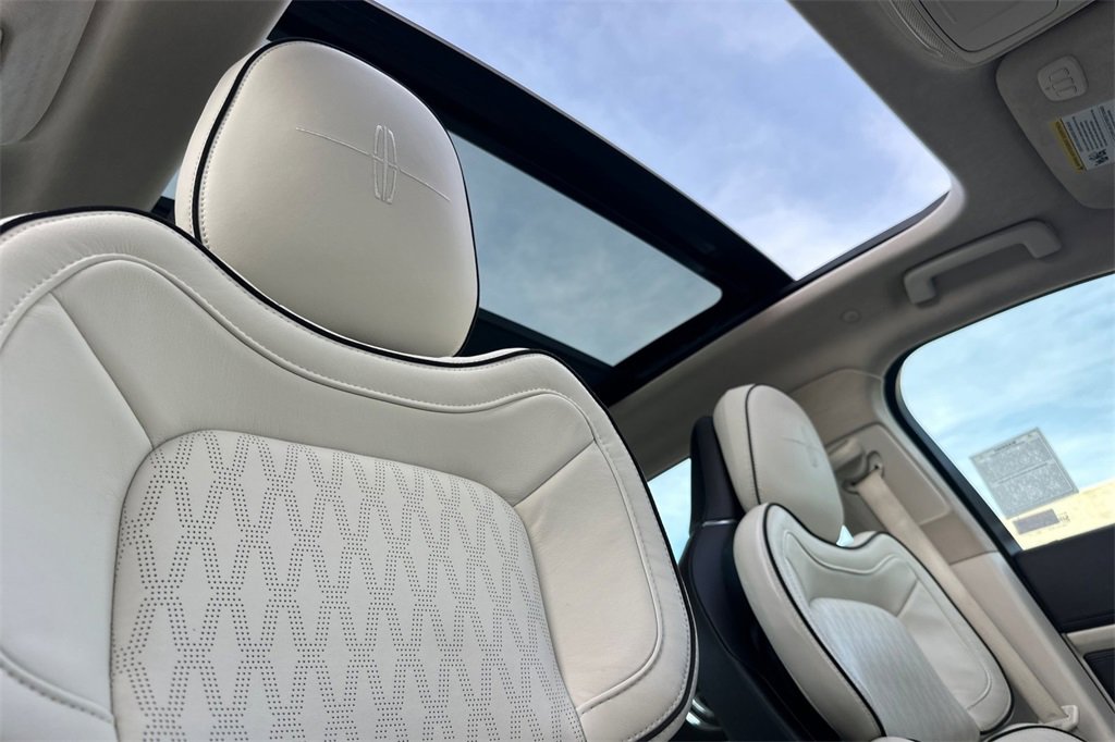 Used 2018 Lincoln Continental Black Label w/ Rear-seat Package image 19