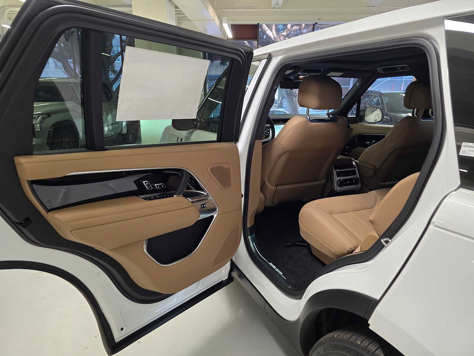 New 2025 Land Rover Range Rover Long Wheelbase SE AWD/4WD image 16
