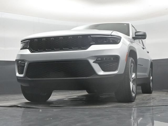 Used 2025 Jeep Grand Cherokee Limited w/ Black Appearance Package AWD/4WD image 55
