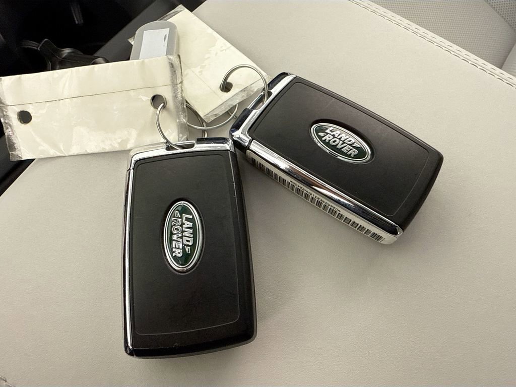 Used 2025 Land Rover Defender 110 X-Dynamic SE image 17