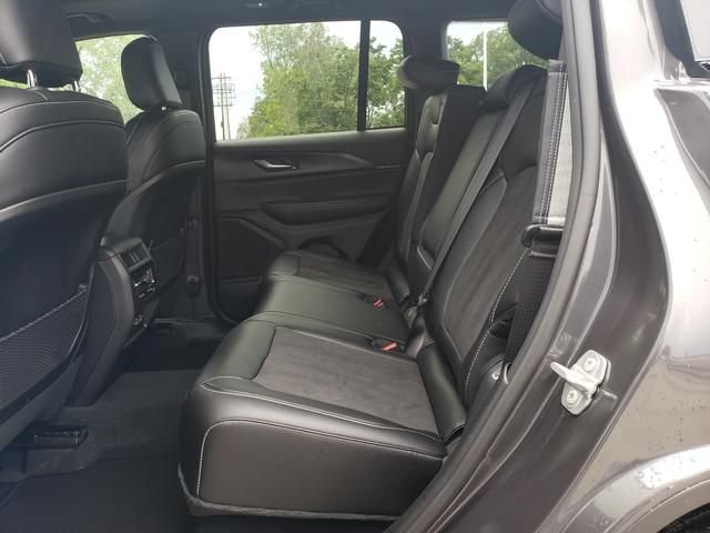 Used 2024 Jeep Grand Cherokee Altitude AWD/4WD image 12