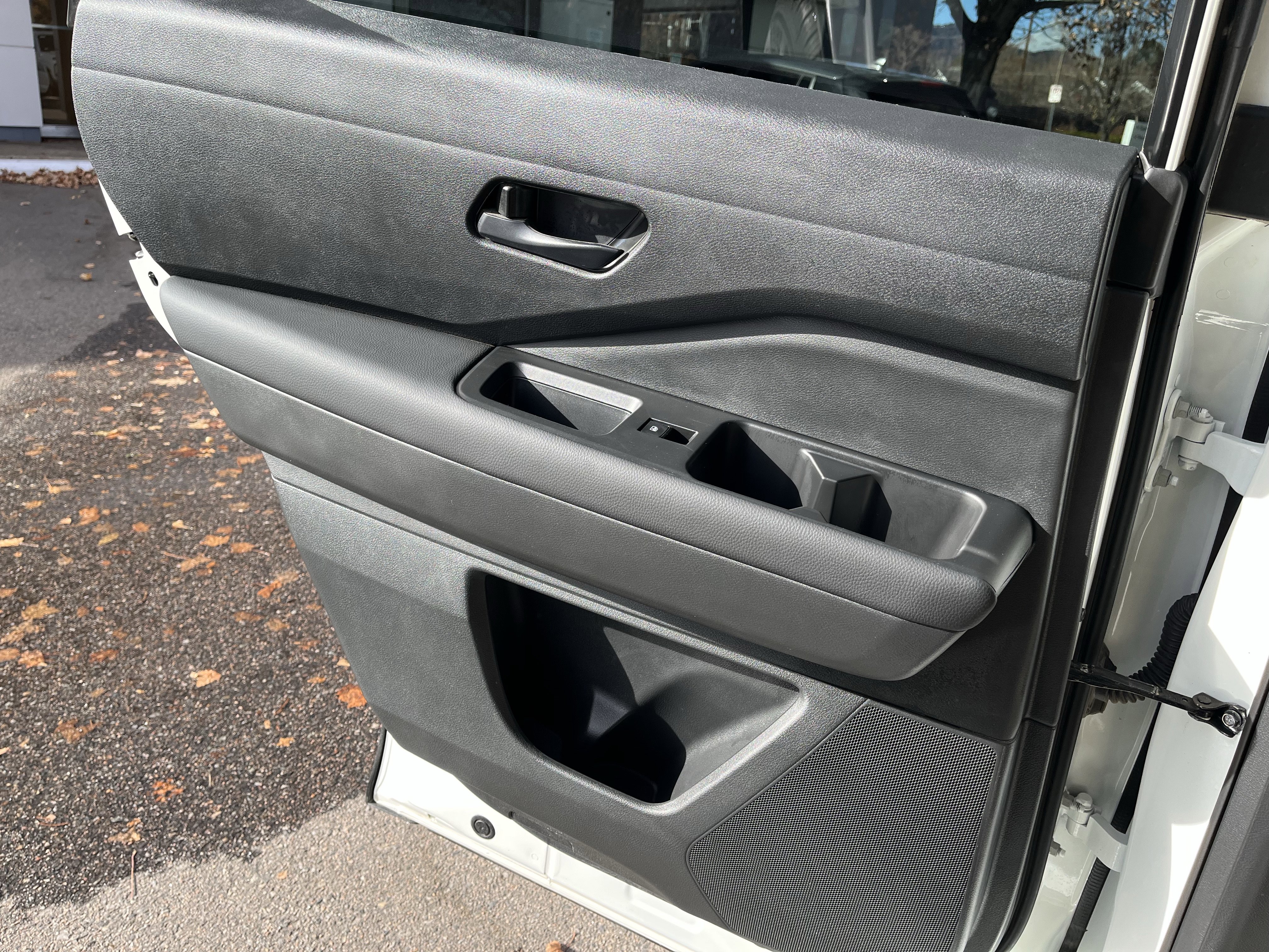 Used 2024 Nissan Pathfinder S image 29