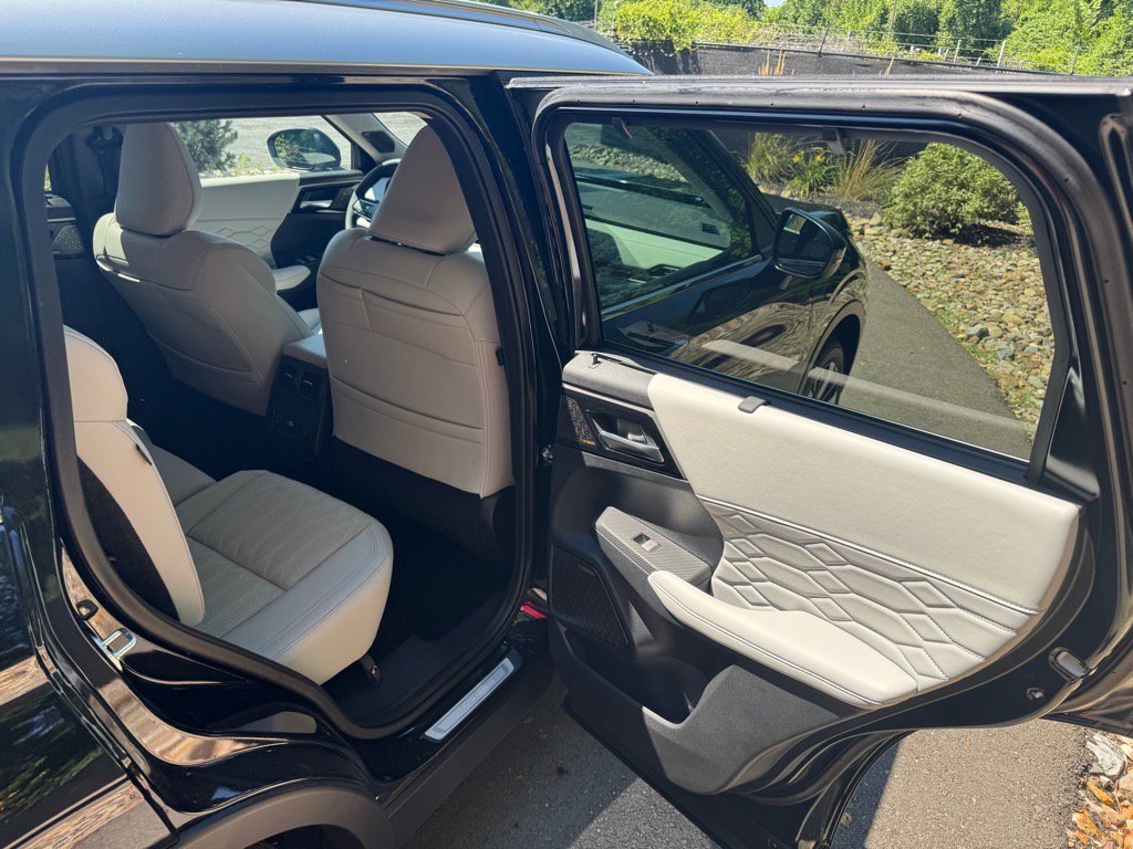 Used 2025 Mitsubishi Outlander AWD image 14