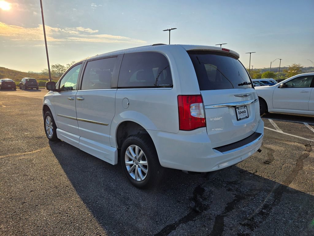 Used 2016 Chrysler Town & Country Limited Platinum image 6