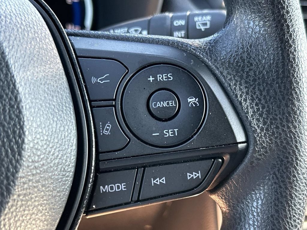 Used 2025 Toyota RAV4 XLE AWD/4WD image 30