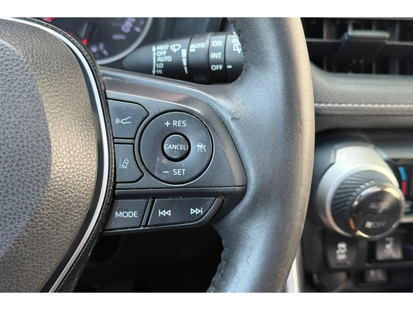 Used 2019 Toyota RAV4 XLE AWD/4WD image 28