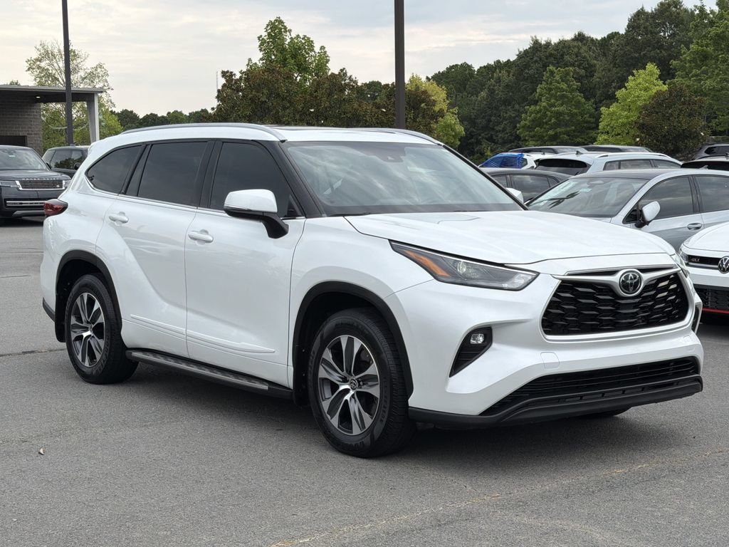 Used 2022 Toyota Highlander XLE FWD image 7