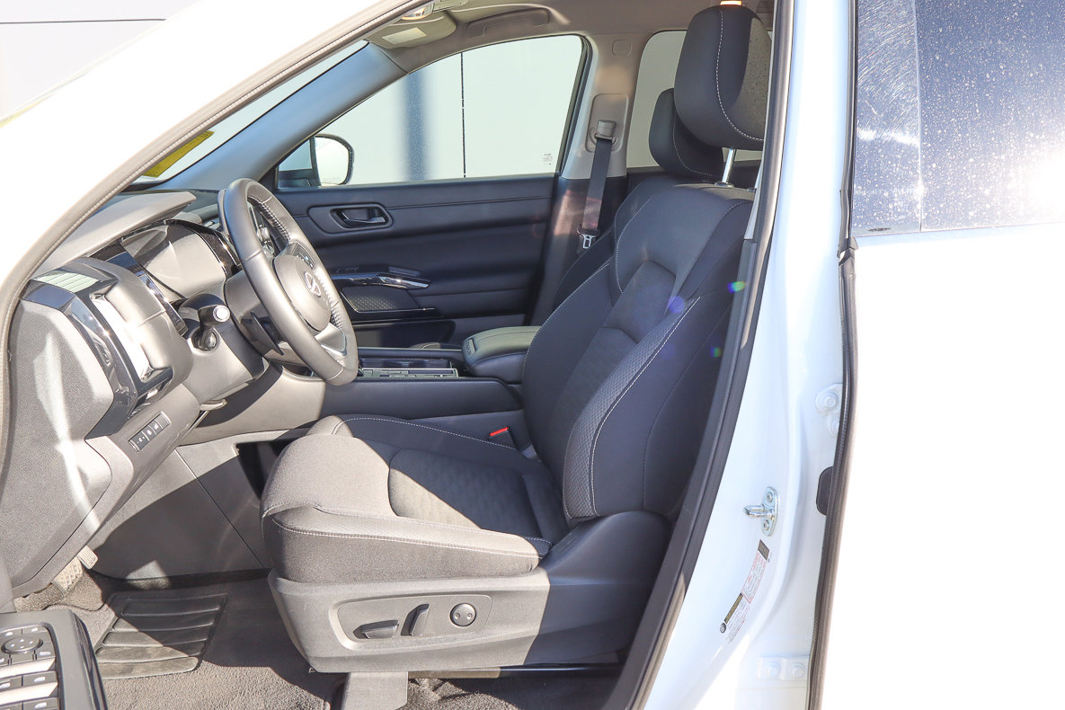 Used 2025 Nissan Pathfinder SV image 7